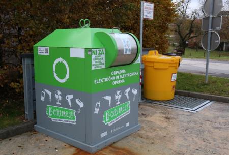 ZABOJNIK ZA ODPADNO ELEKTRIČNO IN ELEKTRONSKO ORODJE IN BATERIJE UNEC 06 FOTO LJUBO VUKELIČ